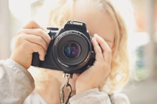Kind met fotocamera voor het gezicht